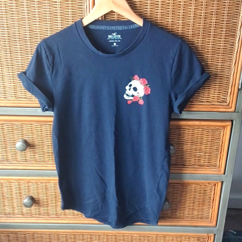 Hollister Must-Have Collection Curved Hem Tee Small Skull Rose Tattoo Y2K